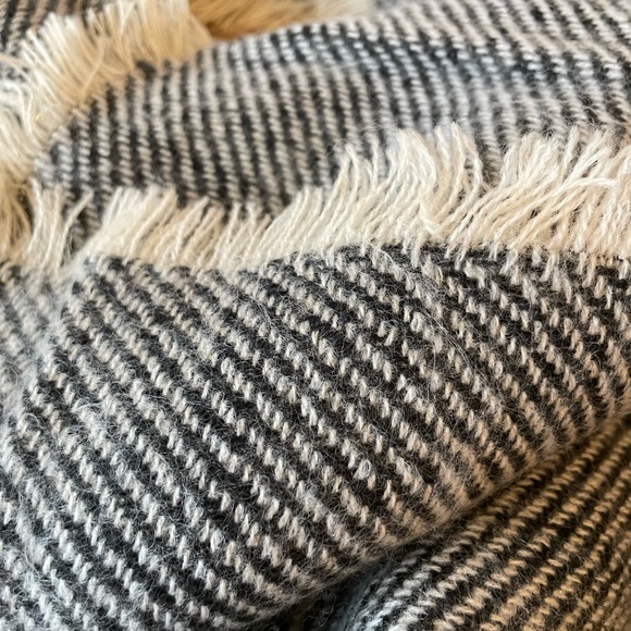 Soft and cozy fringed shawl in cream and black - Picture 2 of 3